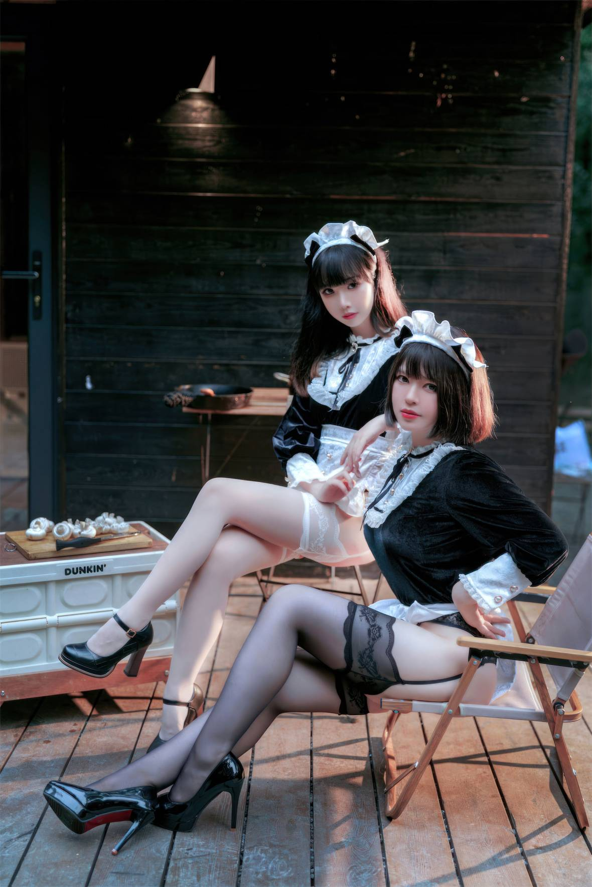 COS套图 可爱人气Coser 面饼仙儿&半半子 - Maid姉妹 丝袜女仆双人高清写真 74P-墨白博客